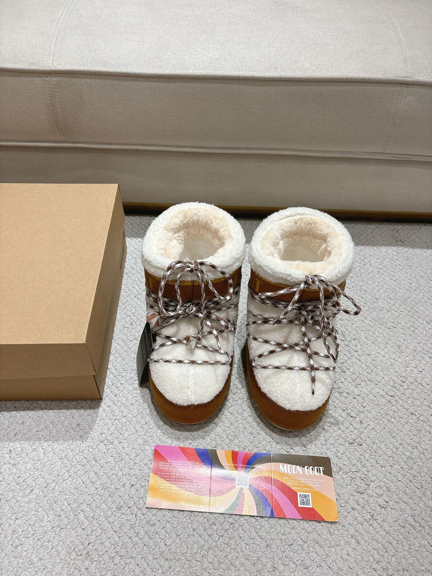 p660 [Exclusive top quality | New upgraded version] ✨A must-buy in winter 2025! Moon Boot moon snow boots - the ultimate warm weapon for fashionistas ❄️ Forget UGG! This winter🔥The "ugly Big Mac" that dominates the streets is here~ 👢The same Y2K retro style from Paris Hilton and Beckham is back! 4cm taller inside ✨ Invisible leg lift · Extremely slimming 👌 Fluffy and soft but not bloated, instantly show off your sense of style when put on your feet 🦋 The same style for both men and women | Can be worn by both men and women | Regardless of left or right foot!  ❄️Maximum thermal insulation power｜No pressure for fun in the snow 💫Trendy style code｜Easily achieve the Millennial hot girl style Say goodbye to ordinary snow boots ~ This winter you need to be warm and rusty! 🌟 #MoonBoot snow boots #winter hot style #瞞小similar style #millennium style wear ❶Fabric: original custom/cowhide/woven wool/high mercerized waterproof cloth ❷Inner: original 100% silk cotton liner ❸Feet: original 100% silk cotton liner ❹Outsole: original molded two-color non-slip outsole ❺Sole thickness: 4cm (including inner**) ❻Number of codes: 35-40 (41. Customized) ❼Packaging: Original full set of packaging ☀Color: Official website updated simultaneously
